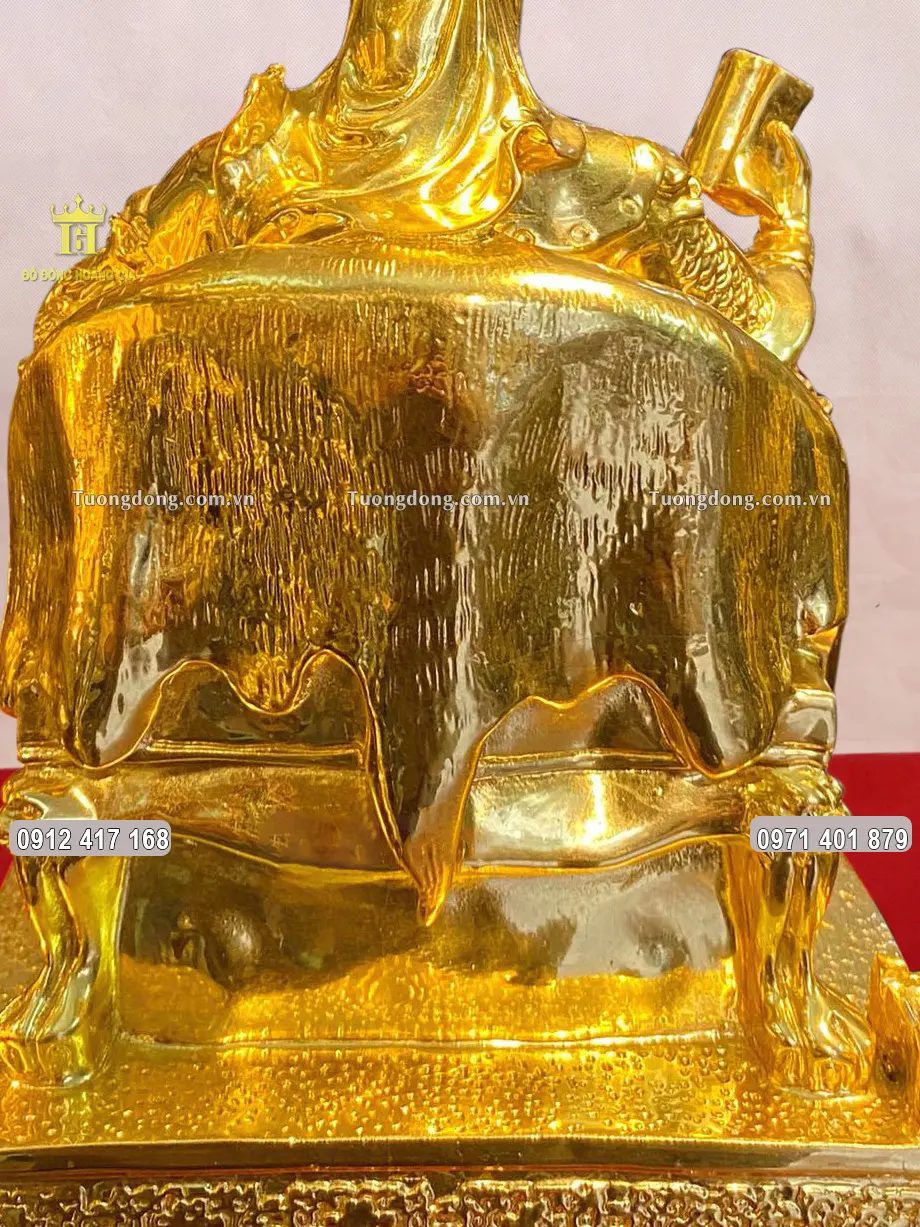 Toàn bộ bề mặt bức tượng được dát vàng nano sang trọng